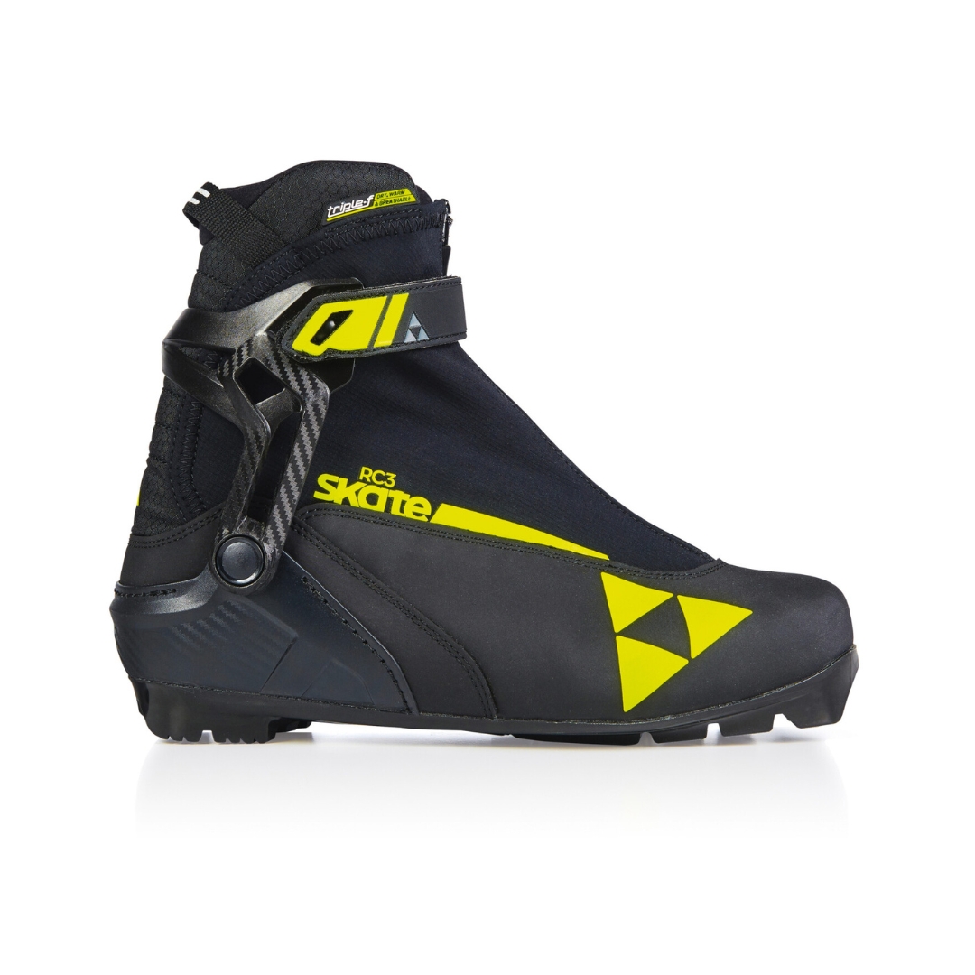 BOTTE DE SKI DE FOND FISCHER RC3 SKATE VUE DE LA BOTTE NOIRE ET JAUNE DE PROFIL DROIT