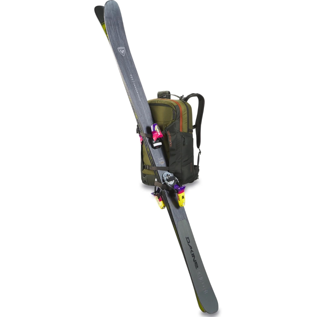 SAC À DOS DE SKI ALPIN DAKINE MISSION PRO 32L de face avec des skis attachés sur le sac