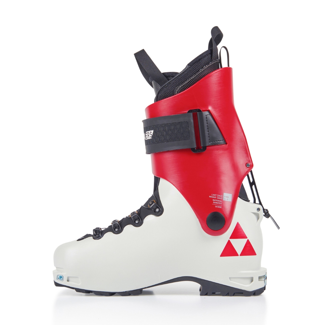 BOTTE DE SKI ALPIN FISCHER TRAVERS GR WS POUR FEMME COULEUR WHITE/RED VUE DE LA BOTTE ROUGE ET BLANCHE DE PROFIL GAUCHE