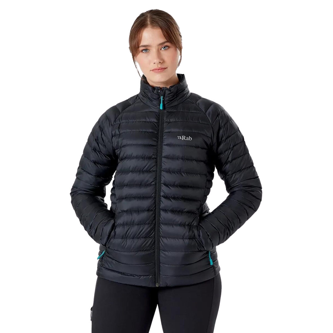 MANTEAU ISOLÉ EN DUVET RAB MICROLIGHT POUR FEMME couleur black vu du manteau matelassé de couleur noir porté par une femme vue de la tête aux cuisses de face