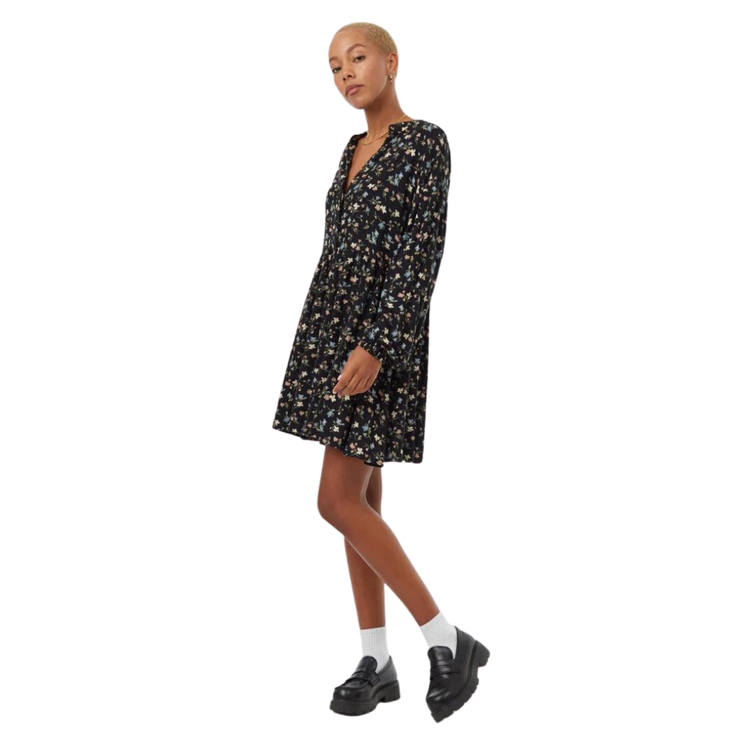 ROBE À MANCHES LONGUES TENTREE ECOWOVEN CREPE POUR FEMME couleur METEORITE BLACK/BLOSSOM vu de la robe noire avec imprimés de petites fleurs bleue, beige et orangées portée par une femme vue de la tête aux pieds de profil gauche