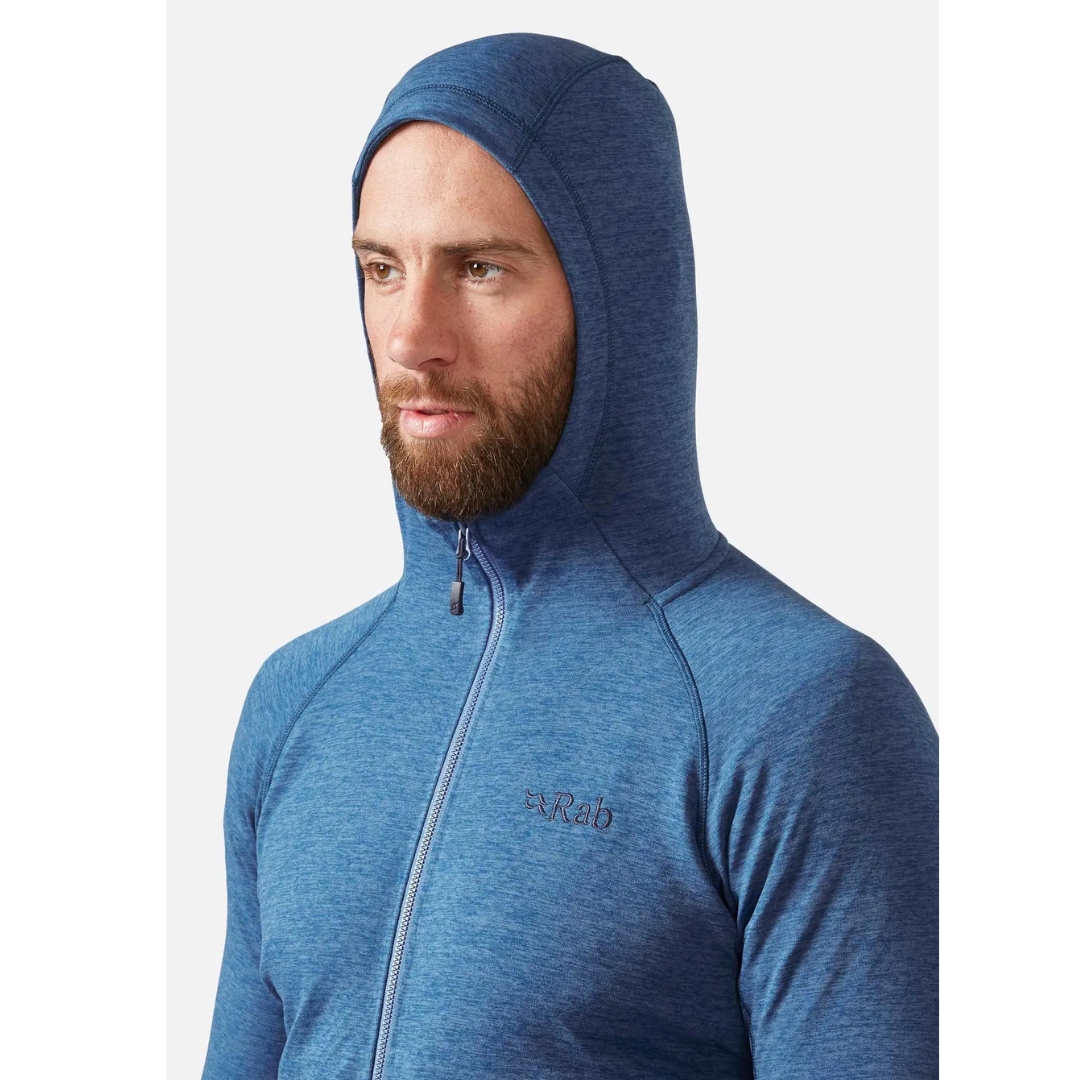 CHANDAIL À CAPUCHON RAB NEXUS POUR HOMME COULEUR DEMIN PORTÉ PAR UN HOMME QUI PORTE LE CAPUCHON AJUSTÉ COMPATIBLE AVEC UN CASQUE PROTECTEUR