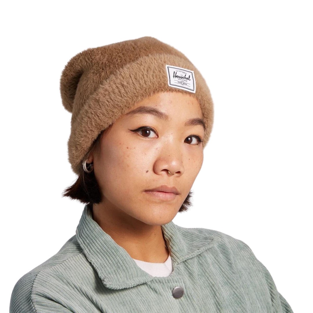 TUQUE HERSCHLE POLSON FAUX MOHAIR POUR ADULTE COULEUR FAUN VUE DE LA TUQUE BRUNE PORTÉE PAR UNE FEMME VUE DE FACE