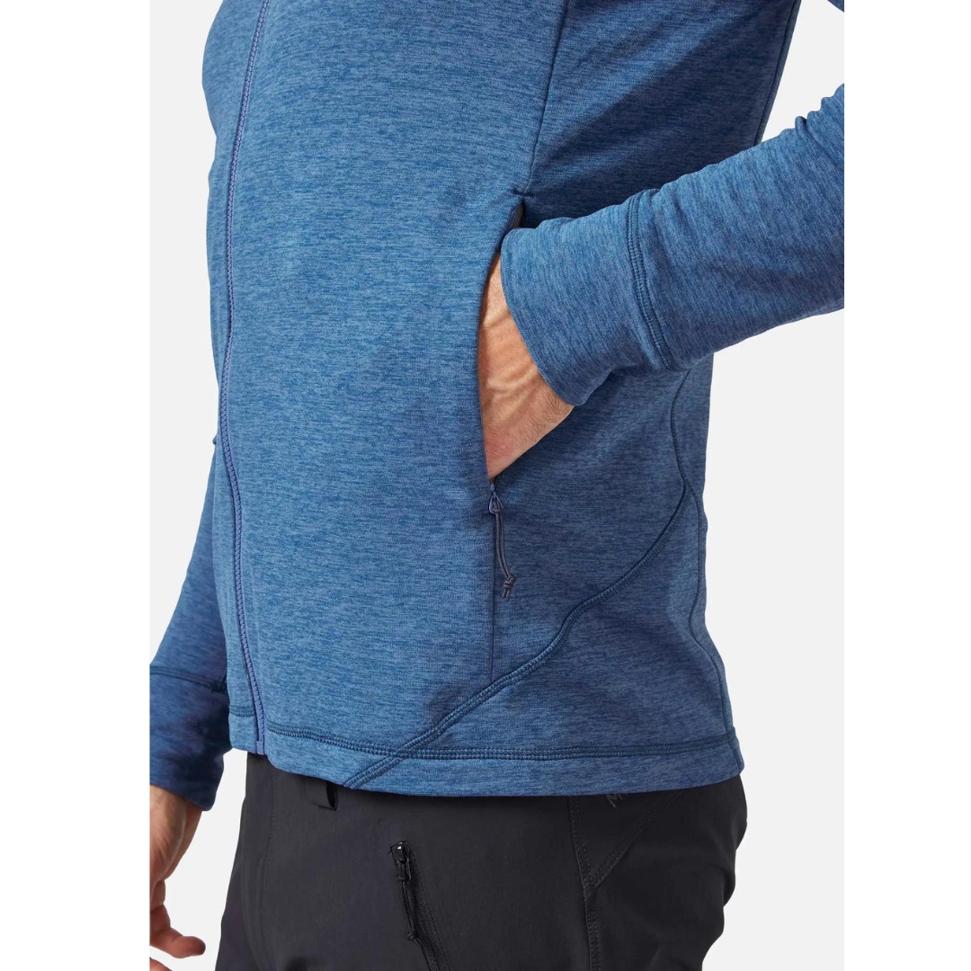 CHANDAIL À CAPUCHON RAB NEXUS POUR HOMME COULEUR DEMIN PORTÉ PAR UN HOMME QUI A UNE MAIN DANS LA POCHE LATÉRALE À MAIN À FERMETURE À GLISSIÈRE