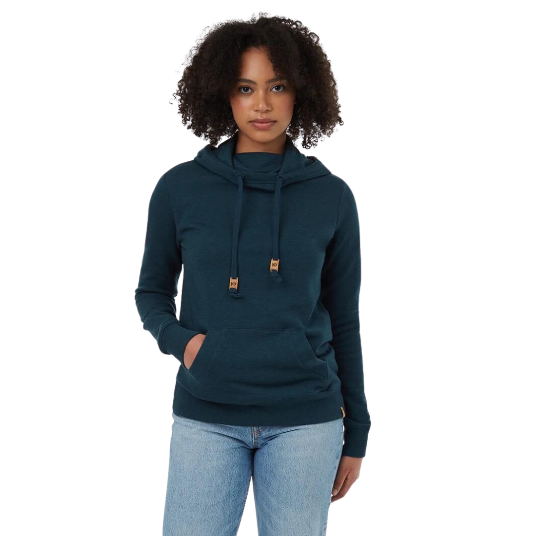CHANDAIL À CAPUCHON TENTREE TREEFLEECE BANSHEE POUR FEMME couleur Reflecting Pond vu du chandail vert aqua foncé porté par une femme vu de la tête aux cuisses de face les mains dans la poche kangourou