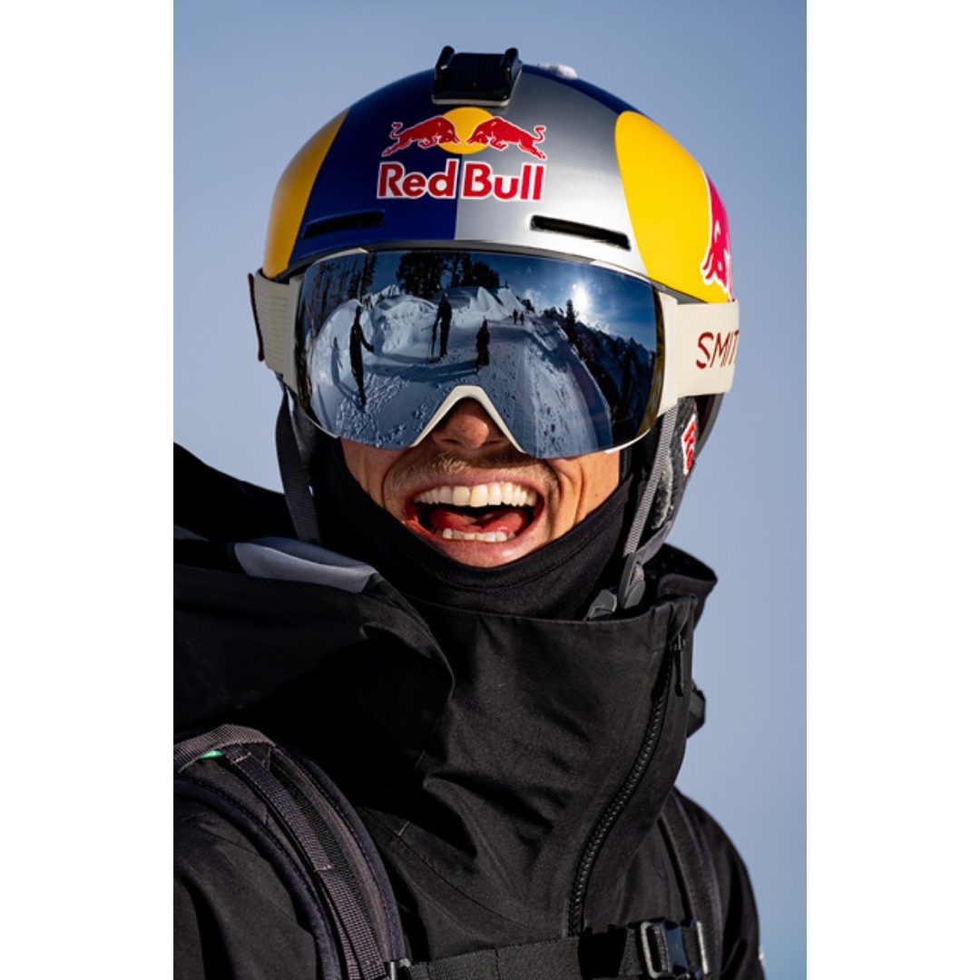 LUNETTE DE SKI ALPIN SMITH OPTICS I/O MAG POUR ADULTE portée par un homme avec un casque de ski