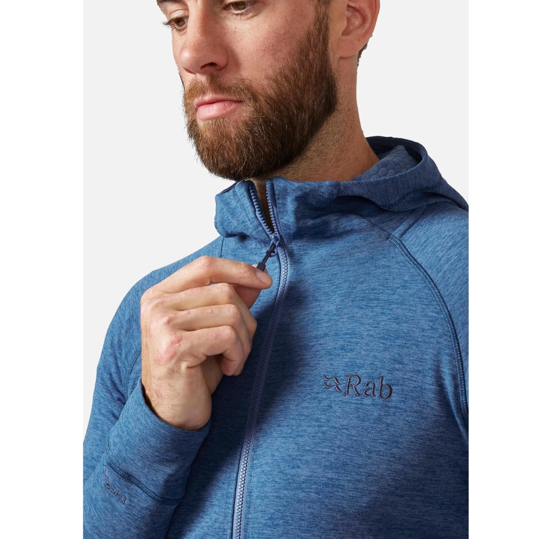 CHANDAIL À CAPUCHON RAB NEXUS POUR HOMME COULEUR DEMIN PORTÉ PAR UN HOMME QUI OUVRE LE CHANDAIL PAR LA FERMETURE PRINCIPALE ON VOIT LE LOGO ET NOM RAB BRODÉ EN TON SUR TON