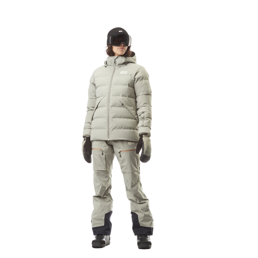 MANTEAU DE SKI PICTURE LEMENT POUR FEMME couleur shadow vu du manteau gris pale porté par une femme vue de la tête aux pieds de face