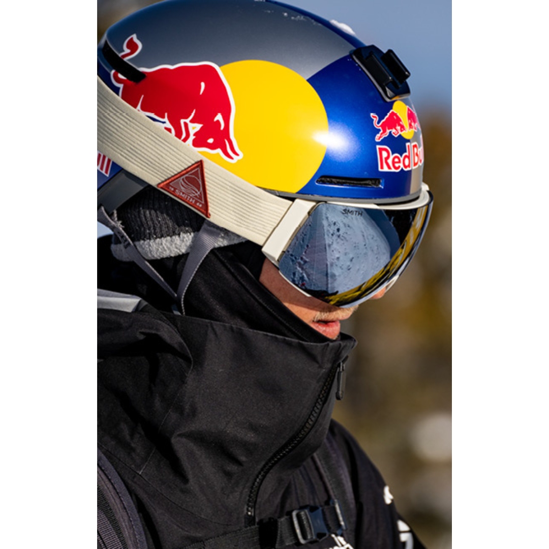 LUNETTE DE SKI ALPIN SMITH OPTICS I/O MAG POUR ADULTE portée par un homme avec un casque de ski
