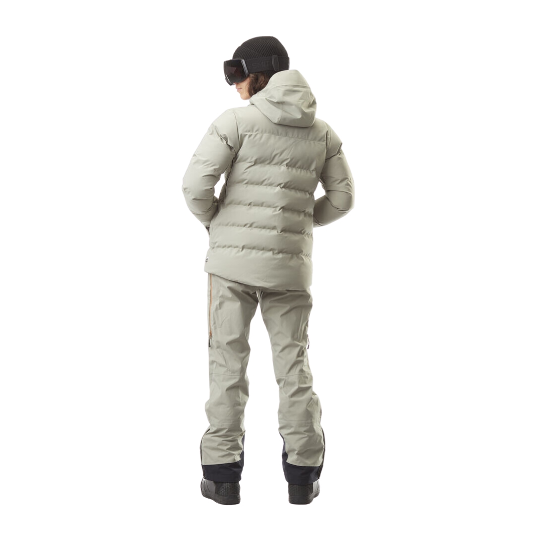 MANTEAU DE SKI PICTURE LEMENT POUR FEMME couleur shadow vu du manteau gris pale porté par une femme vue de la tête aux pieds de dos