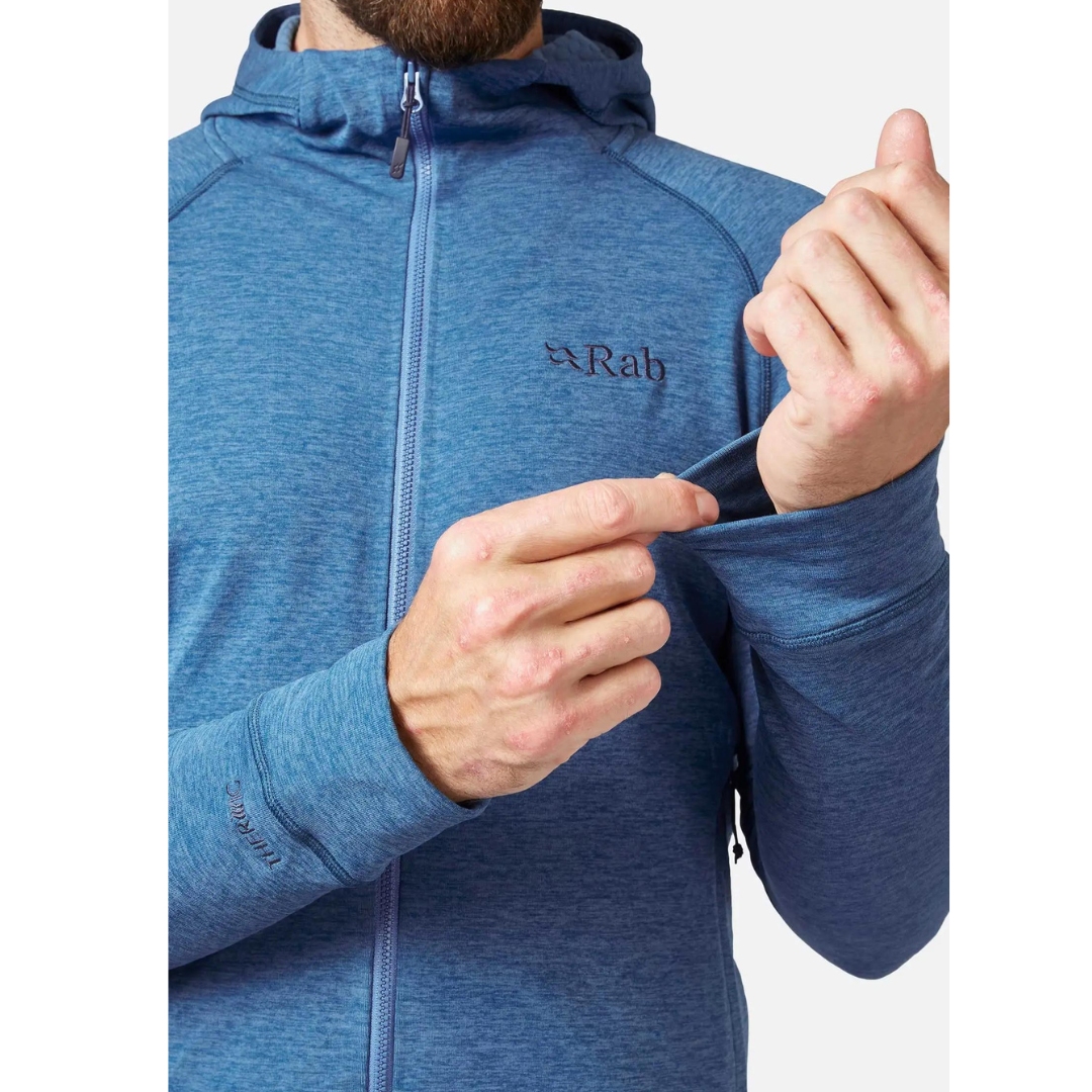 CHANDAIL À CAPUCHON RAB NEXUS POUR HOMME COULEUR DEMIN PORTÉ PAR UN HOMME QU MONTRE L'EXTENSIBILITÉ DU TISSU AU NIVEAU DE LA MANCHE