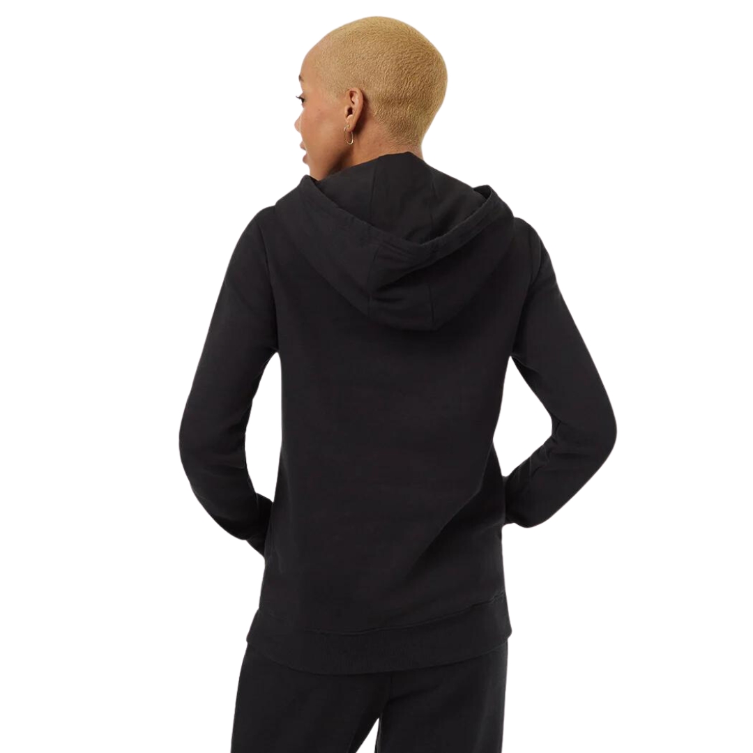 CHANDAIL À CAPUCHON TENTREE TREEFLEECE BANSHEE POUR FEMME couleur meteorite black vu du chandail noir porté par une femme vu de la tête aux cuisses de dos les mains dans la poche kangourou