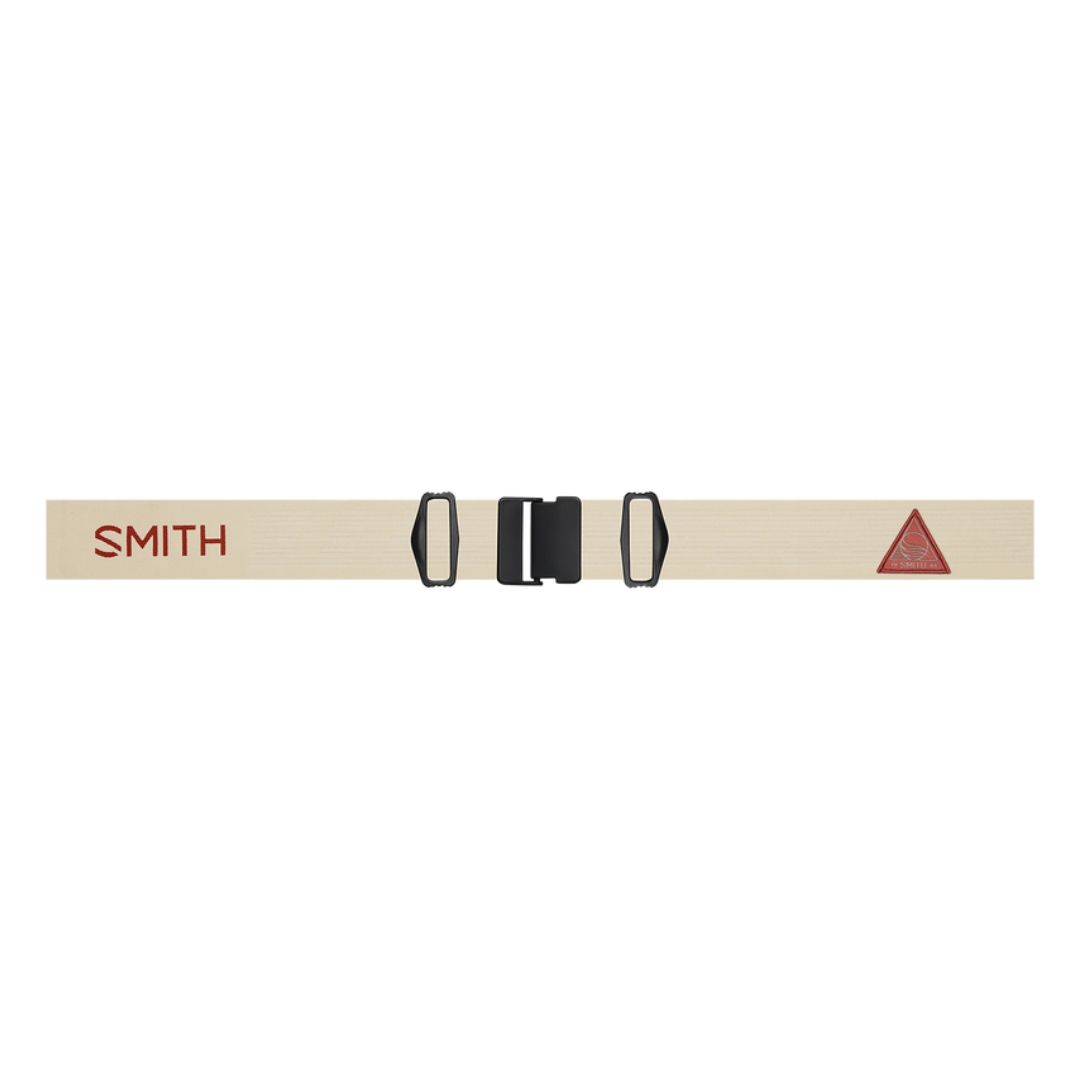 LUNETTE DE SKI ALPIN SMITH OPTICS I/O MAG POUR ADULTE couleur BONE FLOW/CHROMAPOP SUN PLATINUM MIRROR VUE DE LA LUNETTE AVEC ÉLASTIQUE BLANC CRÈME LETTRÉ ROUGE BRIQUE ET LENTILLE PLATINE VUE SUR LA BANDE ÉLASTIQUE