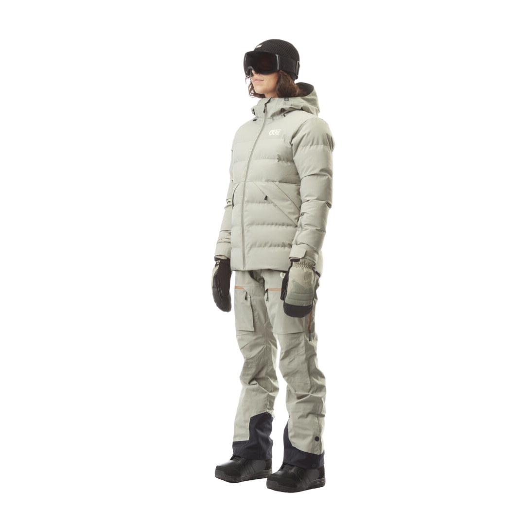 MANTEAU DE SKI PICTURE LEMENT POUR FEMME couleur shadow vu du manteau gris pale porté par une femme vue de la tête aux pieds de profil avant gauche