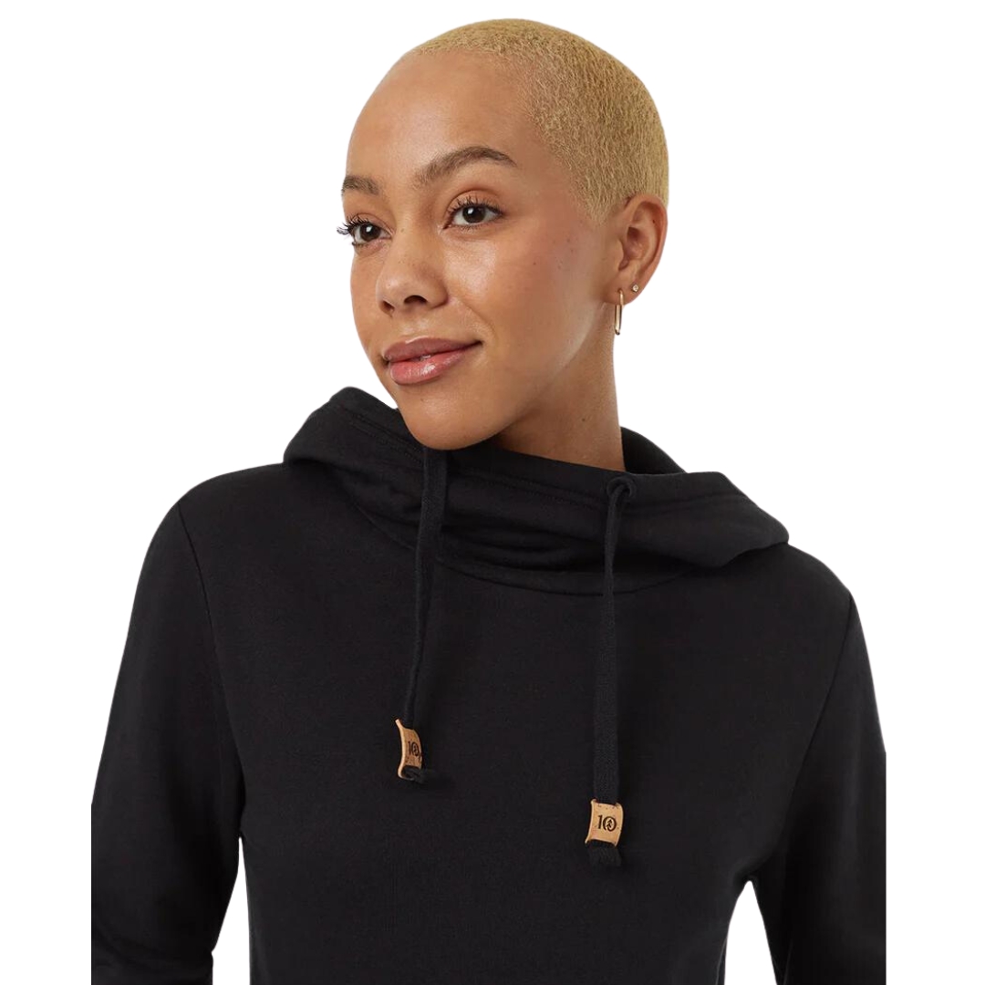 CHANDAIL À CAPUCHON TENTREE TREEFLEECE BANSHEE POUR FEMME couleur meteorite black vu du chandail noir porté par une femme vu en gros plan sur le haut du chandail de l'avant