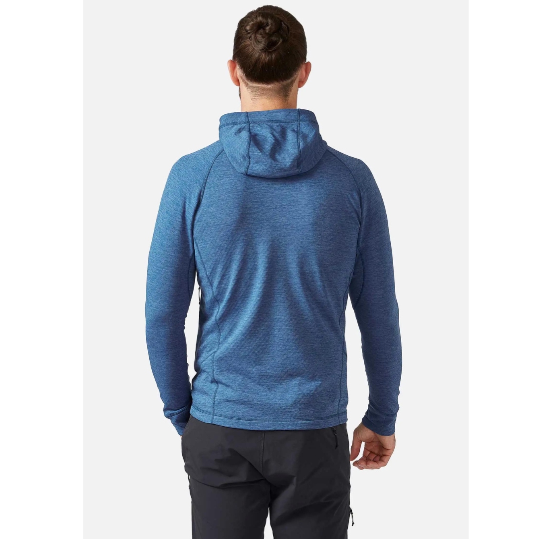 CHANDAIL À CAPUCHON RAB NEXUS POUR HOMME COULEUR DEMIN PORTÉ PAR UN HOMME VU DE DOS CAPUCHE VISIBLE AU SUR LE DOS BLEU UNI