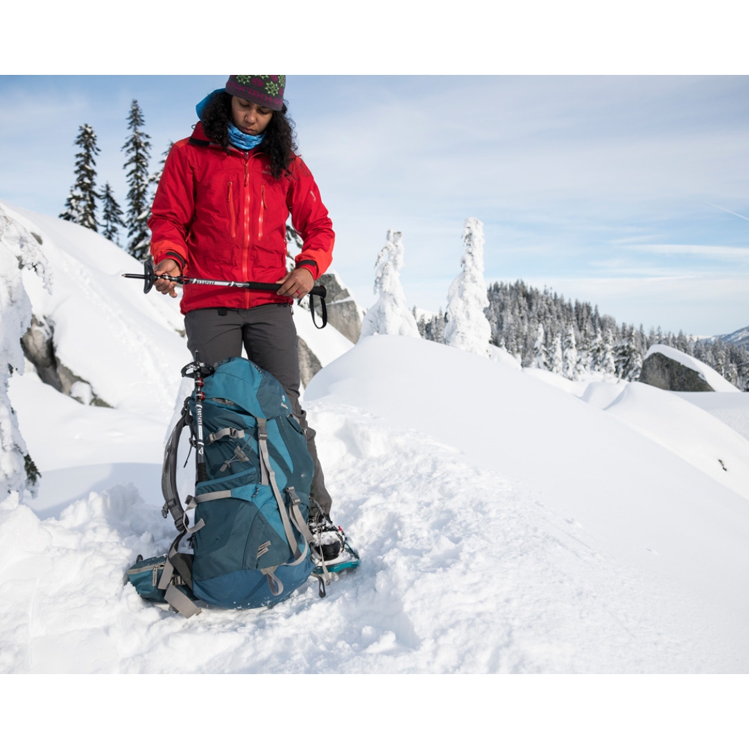 BÂTON POUR RAQUETTE À NEIGE MSR DYNALOCK EXPLORE UTILISÉ PAR UNE FEMME EN RANDONNÉE