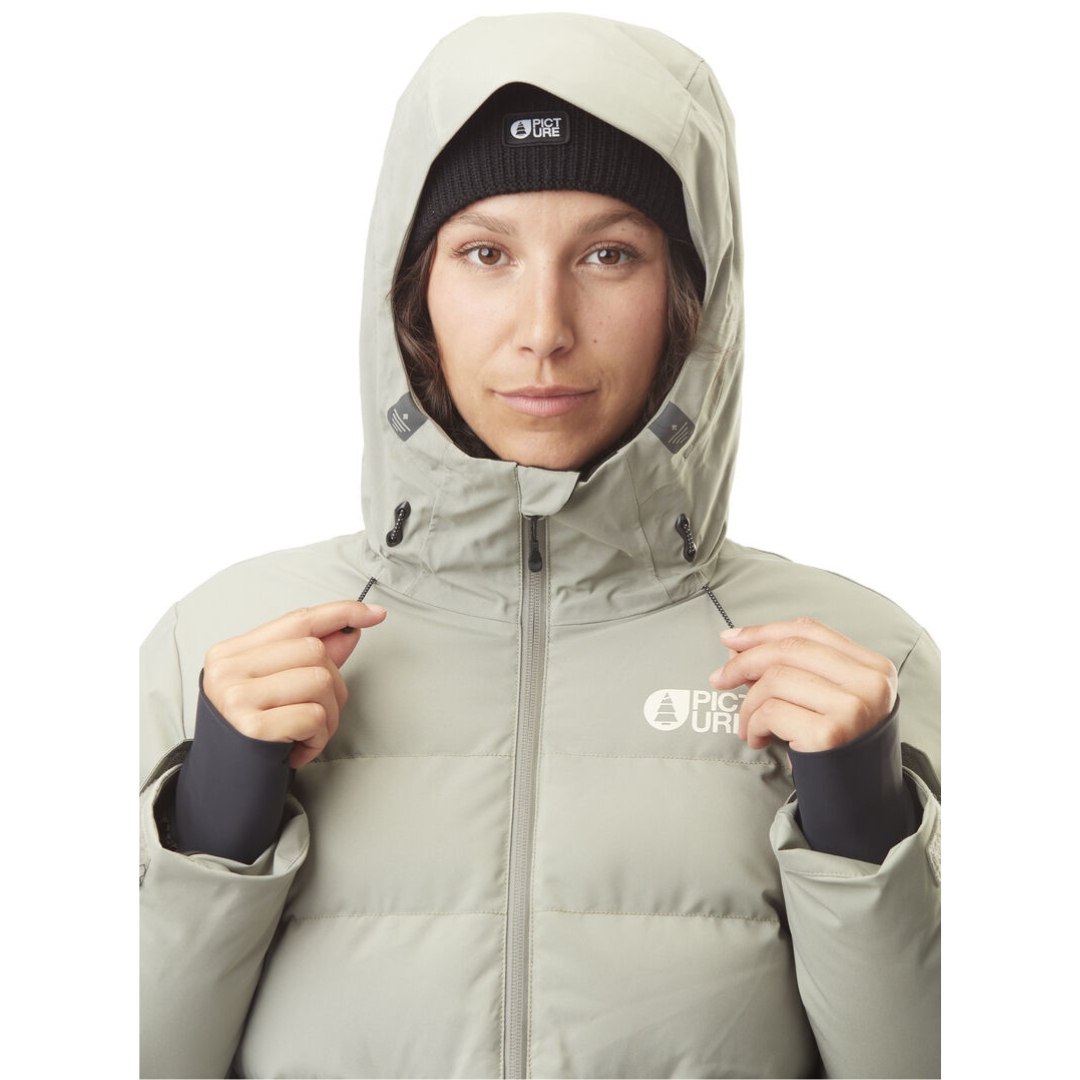 MANTEAU DE SKI PICTURE LEMENT POUR FEMME couleur shadow vu du manteau gris pale porté par une femme vue en gros plan sur l'ajustement du capuchon