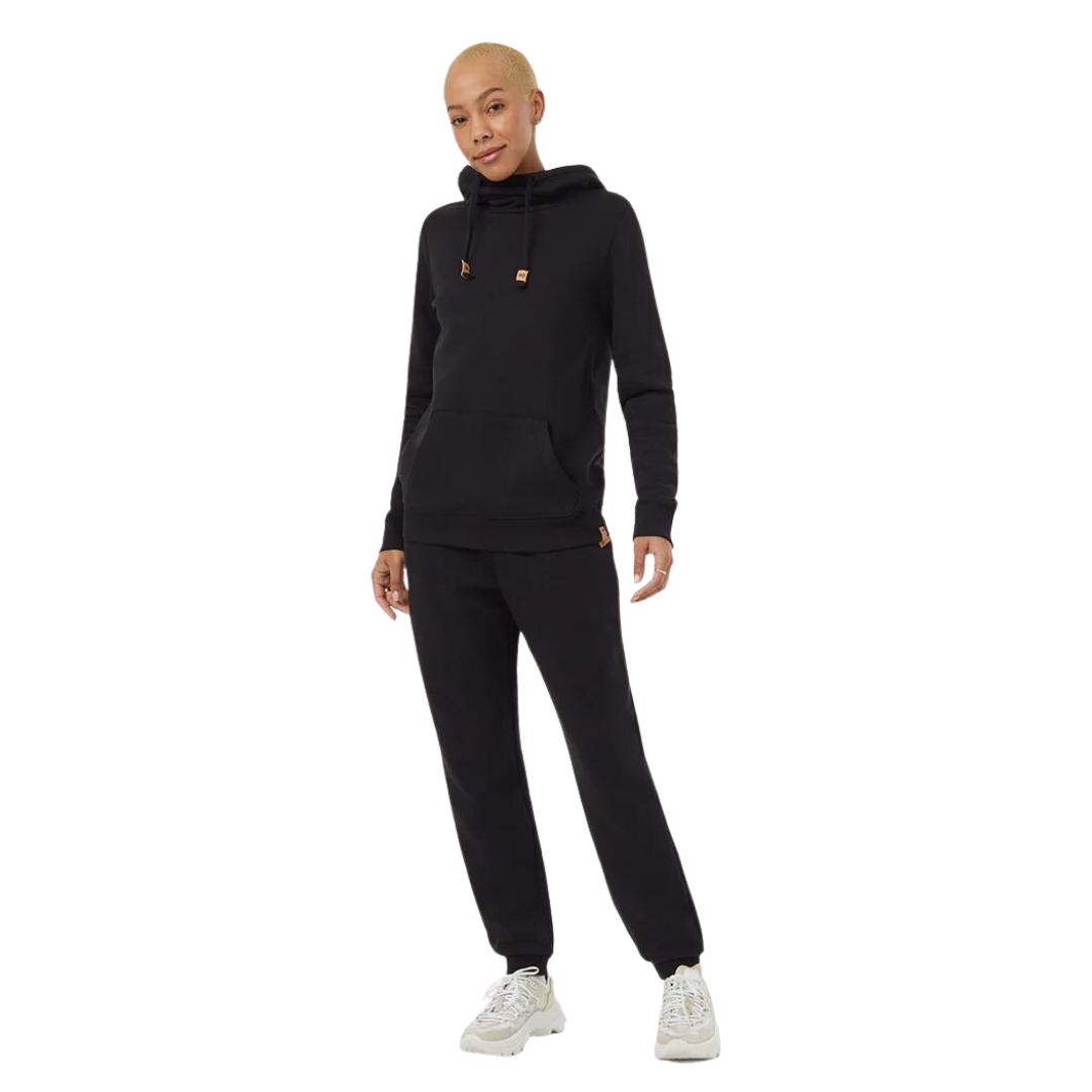 CHANDAIL À CAPUCHON TENTREE TREEFLEECE BANSHEE POUR FEMME couleur meteorite black vu du chandail noir porté par une femme vu de la tête aux pieds de face