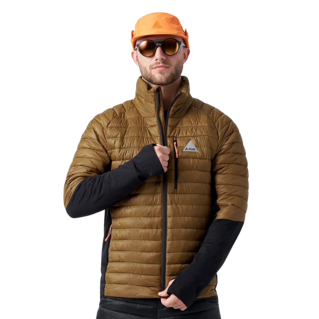 MANTEAU ISOLÉ ORAGE MORRISON GILLTEK POUR HOMME COULEUR Y193-AMBER VU DU MANTEAU MATELASSÉ COULEUR AMBRE ET NOIR PORTÉ PAR UN HOMME VU DES CUISSES À LA TÊTE DE FACE