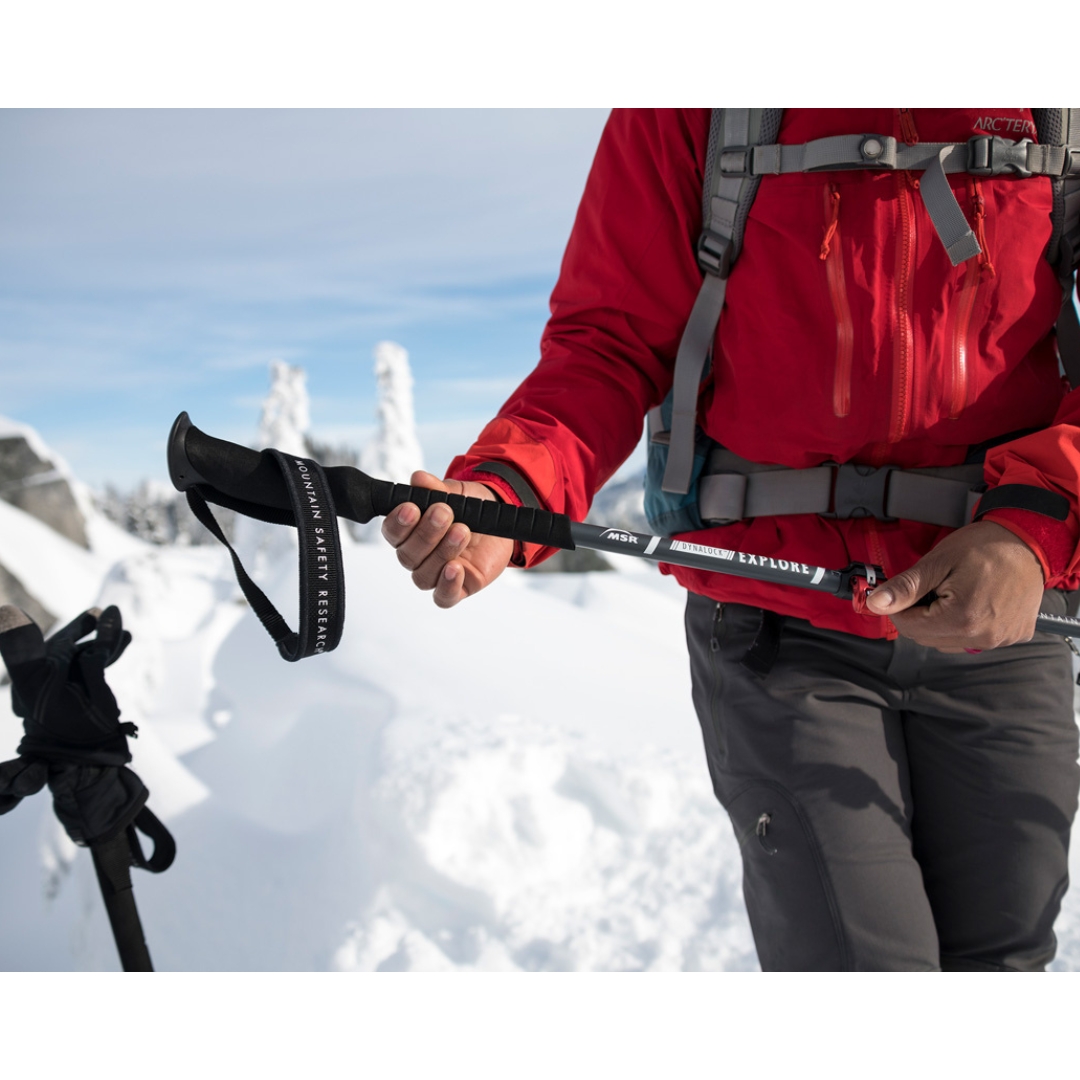 BÂTON POUR RAQUETTE À NEIGE MSR DYNALOCK EXPLORE UTLISÉS PAR UNE FEMME EN RANDONNÉE
