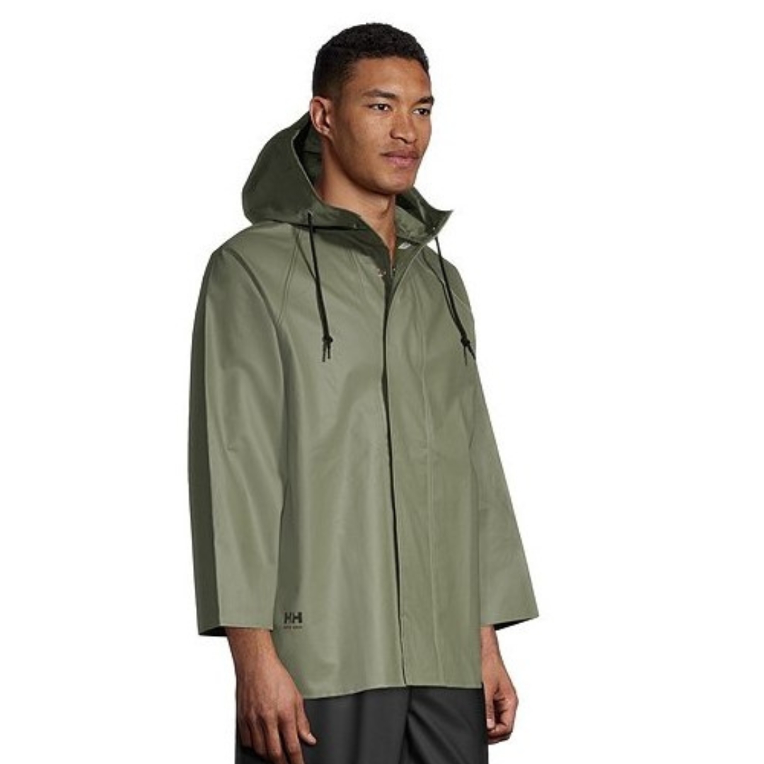 MANTEAU IMPERMÉABLE HELLY HENSEN workwear ENGRAM POUR HOMME couleur light green porté par un homme vu de biais, capuche visible à l'arrière, cordon de serrage su capuchon visible logo helly hansen workwear au bas à droite