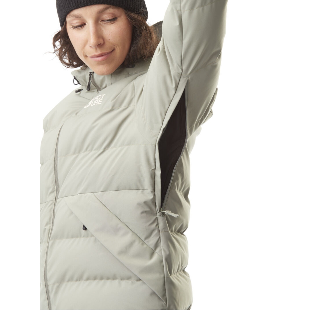 MANTEAU DE SKI PICTURE LEMENT POUR FEMME couleur shadow vu du manteau gris pale porté par une femme vue en gros plan sur la ventillation sous l'aisselle