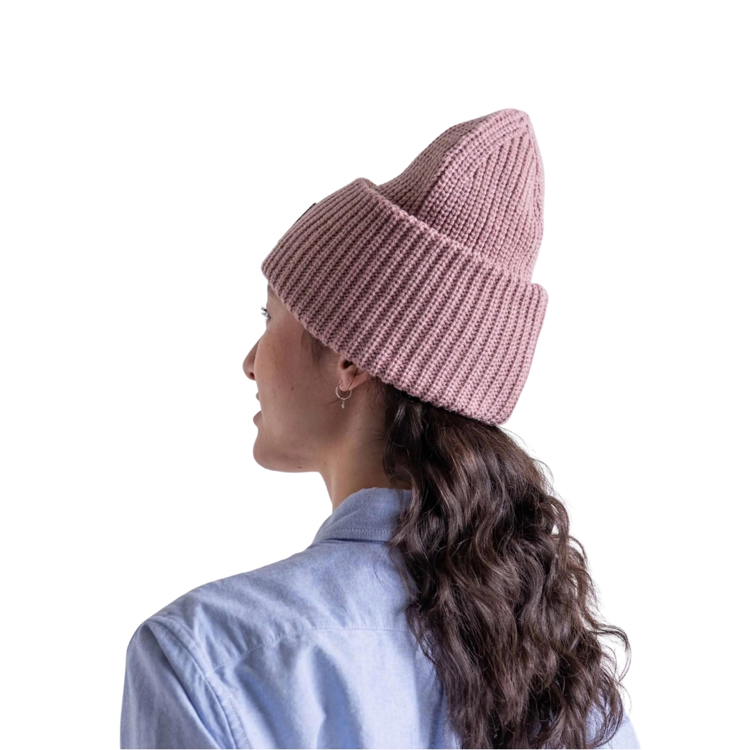 TUQUE HERSCHEL JUNEAU POUR ADULTE couleur ash rose vue de la tuque rose cendrée portée par une femme vue des épaules à la tête de profil arrière gauche