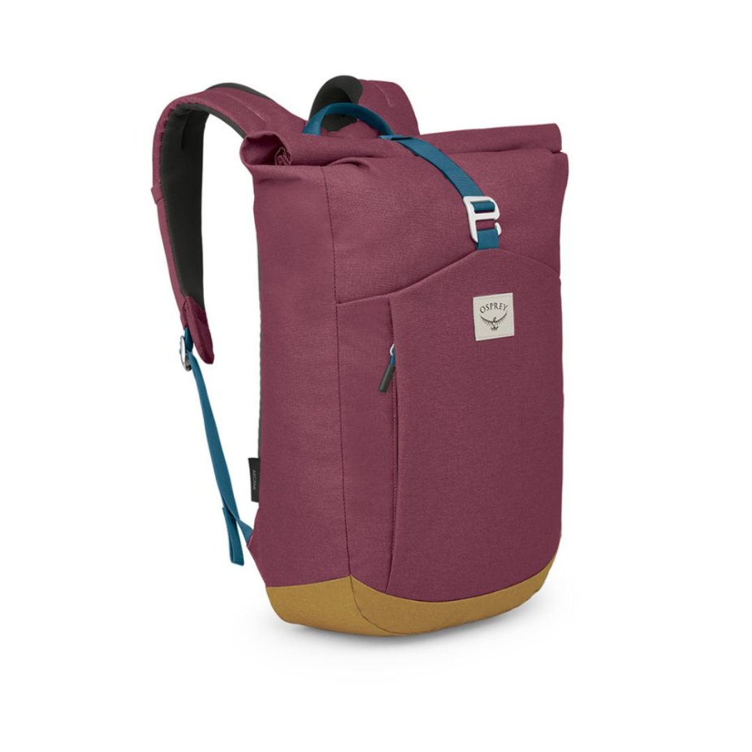 SAC À DOS OSPREY ARCANE À HAUT À ENROULEMENT couleur ALLIUM RED/BRINDLE BROWN vu du sac à dos rose foncé, brun et aqua de face