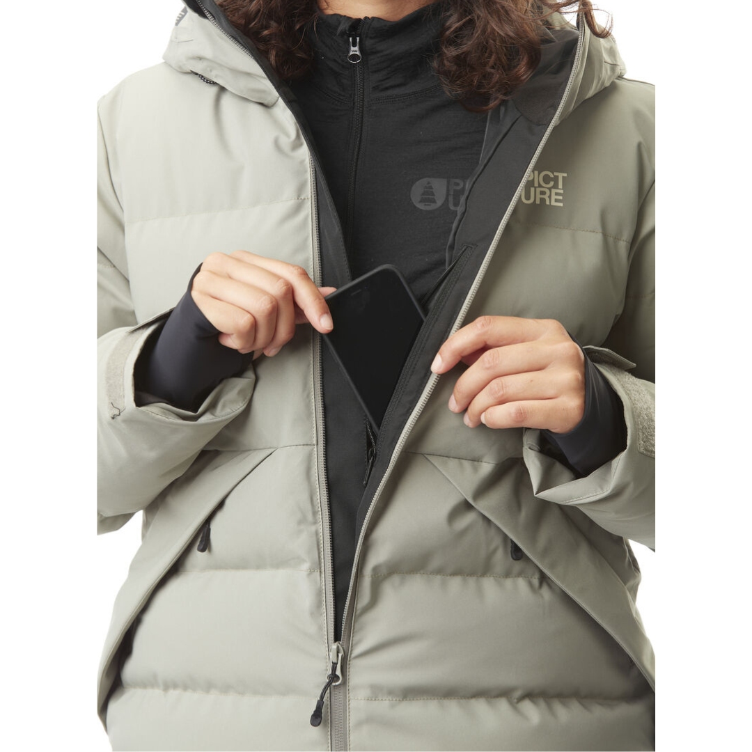 MANTEAU DE SKI PICTURE LEMENT POUR FEMME couleur shadow vu du manteau gris pale porté par une femme vue de la poche interne