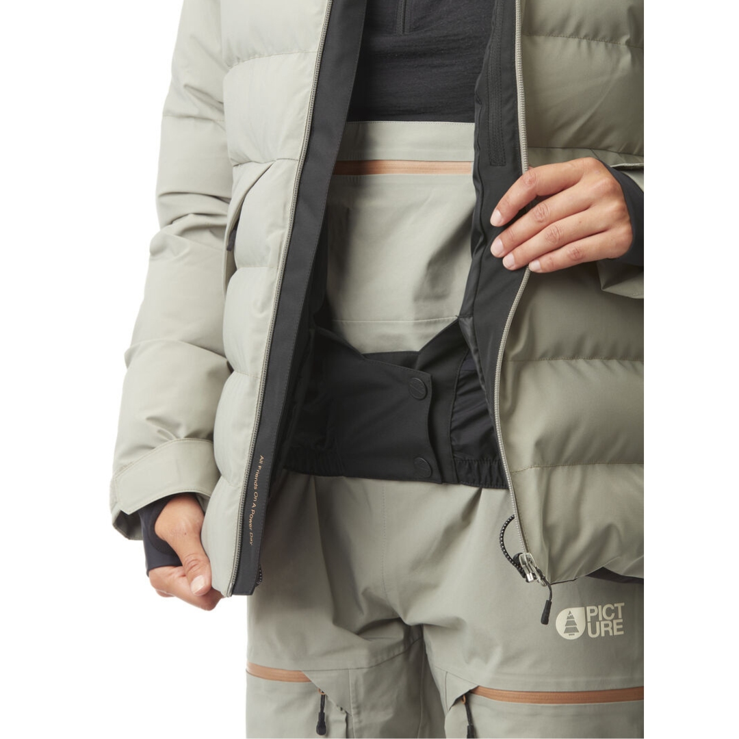 MANTEAU DE SKI PICTURE LEMENT POUR FEMME couleur shadow vu du manteau gris pale porté par une femme vue de la jupe par neige