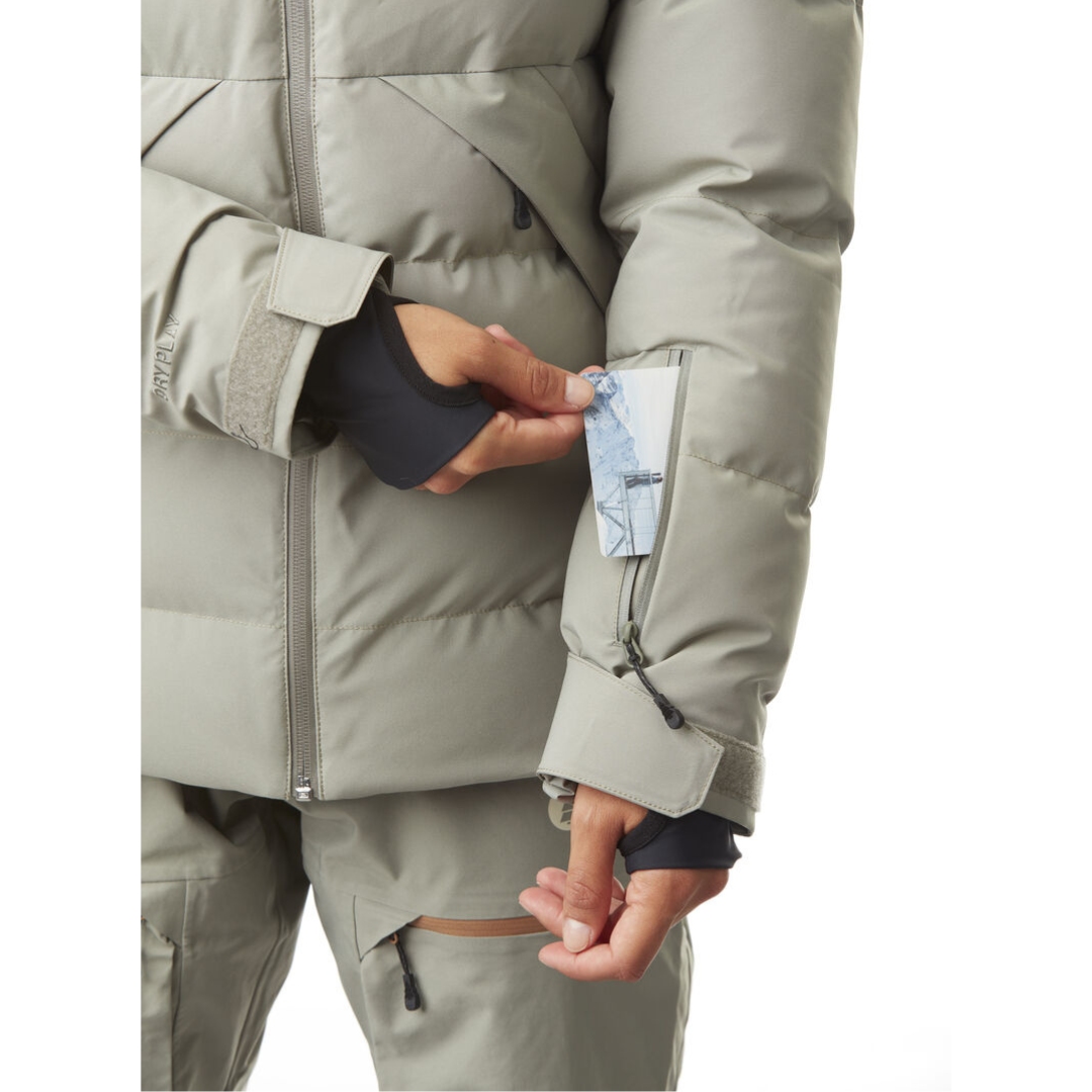 MANTEAU DE SKI PICTURE LEMENT POUR FEMME couleur shadow vu du manteau gris pale porté par une femme vue de la poche de manche