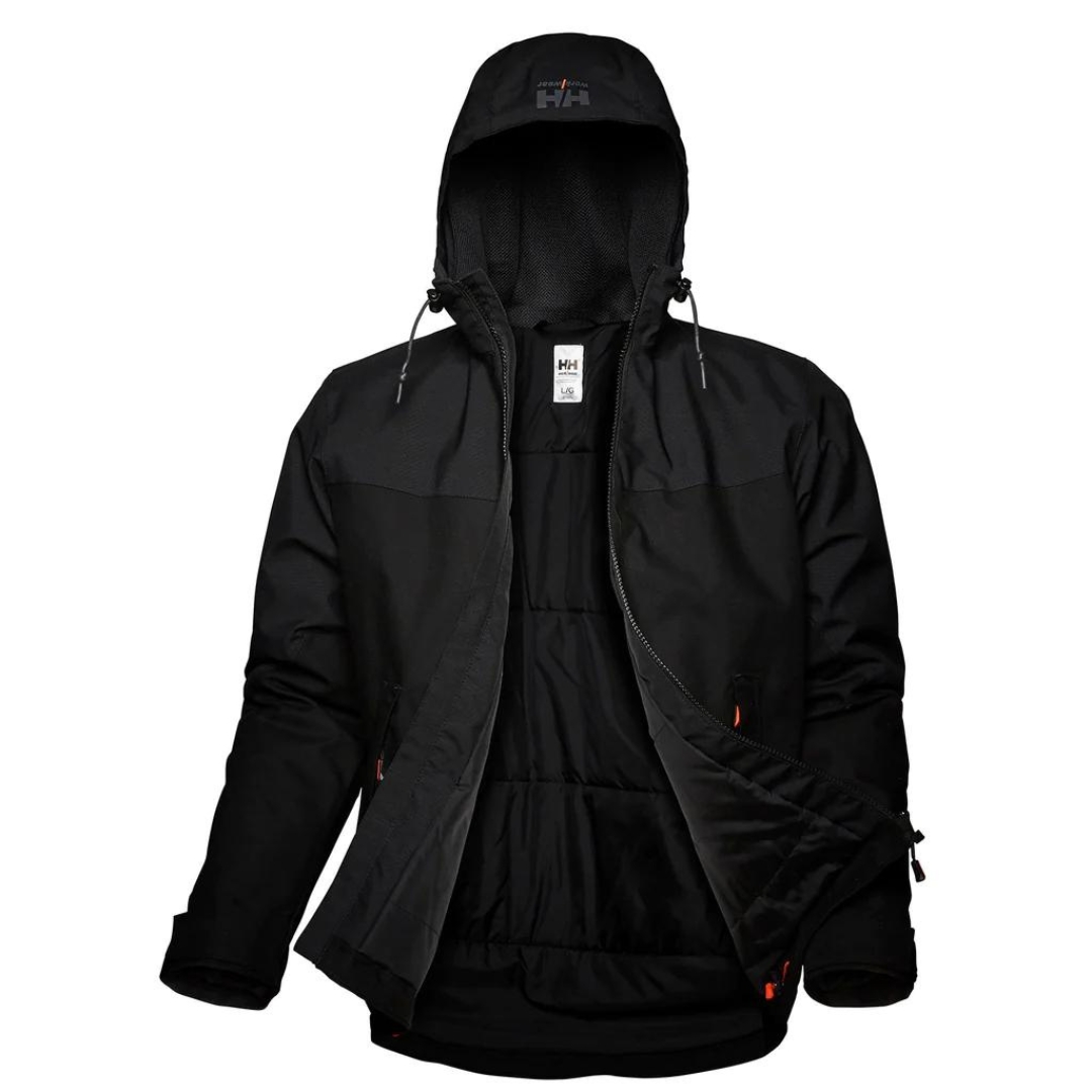 MANTEAU D'HIVER ISOLÉ DE TRAVAIL HELLY HANSEN WORKWEAR OXFORD COULEUR BLACK VU DE FACE MANTEAU OUVERT CAPUCHE AMOVIBLE VISIBLE AU HAUT CORDON DE SERRAGE DE LA CAPUCHE VISIBLE, TIRETTES ORANGÉES DES FERMETURES ÉCLAIRS DES POCHE VISIBLE LOGO HH WORKWEAR IMPRIMÉ AU CAPUCHON ET AU BAS DROIT DU MANTEAU