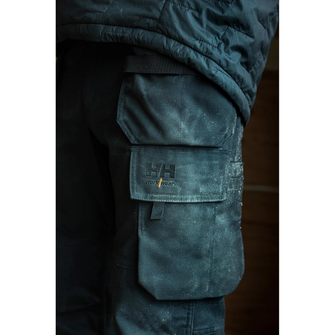 PANTALON DE CONSTRUCTION HELLY HANSEN WORKWEAR OXFORD POUR HOMME couleur black ros plan sur la poche cargo à la cuisse identifié hh