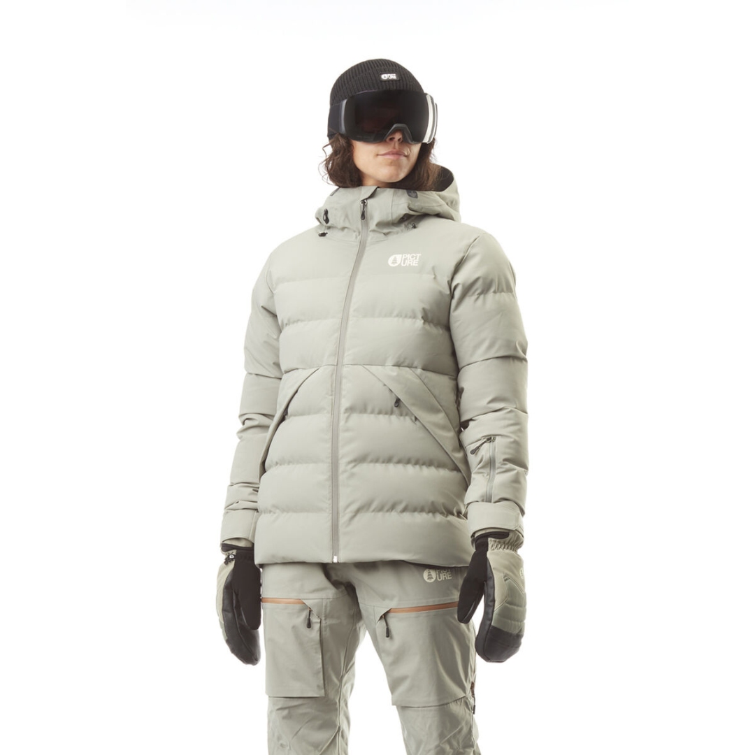 MANTEAU DE SKI PICTURE LEMENT POUR FEMME couleur shadow vu du manteau gris pale porté par une femme vue de la tête aux cuisses de face