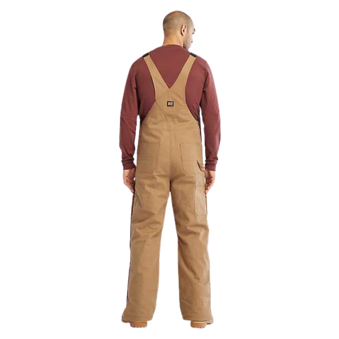 salopette isolée timberland gritman pour homme couleur dark wheat vu de la salopette brune/beige portée par un homme vu de dos de la tête aux pieds