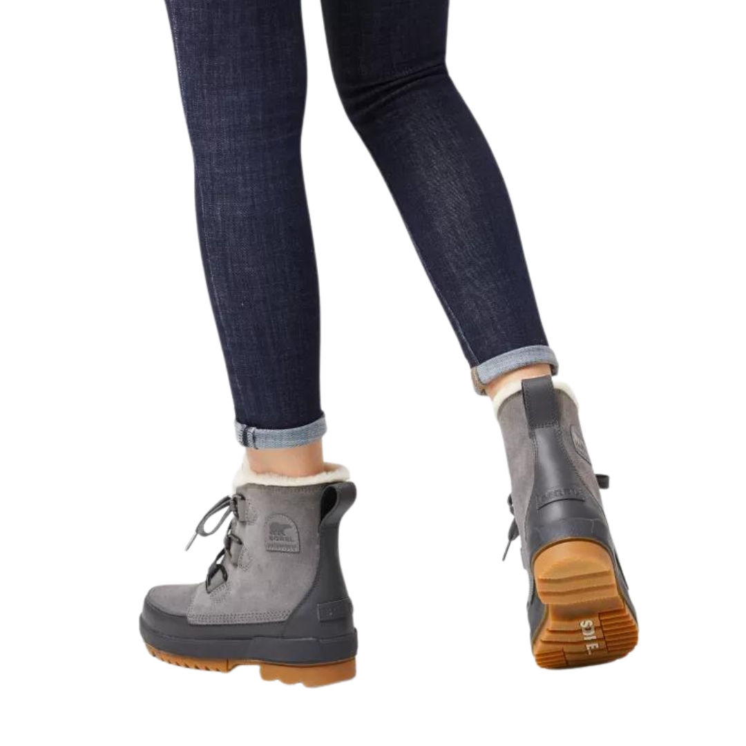 BOTTE D'HIVER IMPERMÉABLE SOREL TIVOLI IV POUR FEMME couleur 052-QUARRY vue des bottes grise foncé, grise et brune portées par une femme vue des genoux aux pieds de dos