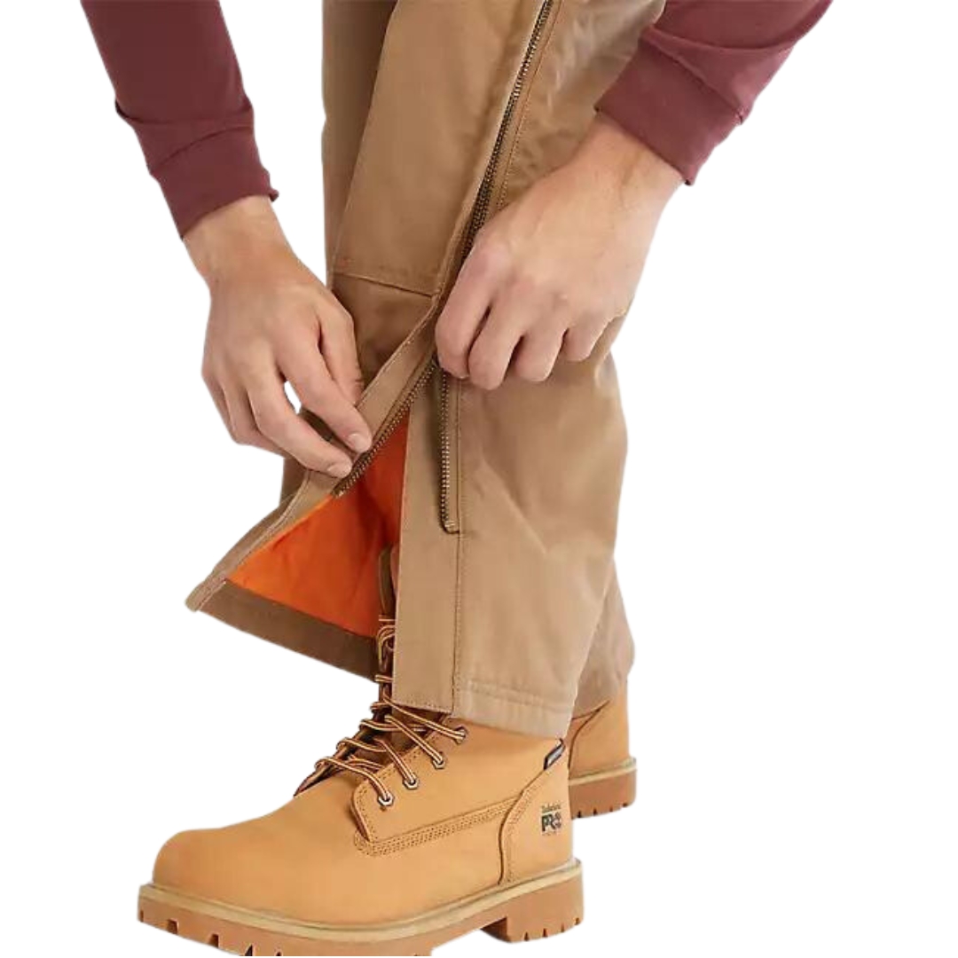 salopette isolée timberland gritman pour homme couleur dark wheat vu de la salopette brune/beige portée par un homme vue en gros plan sur le bas de la jambe a ouverture