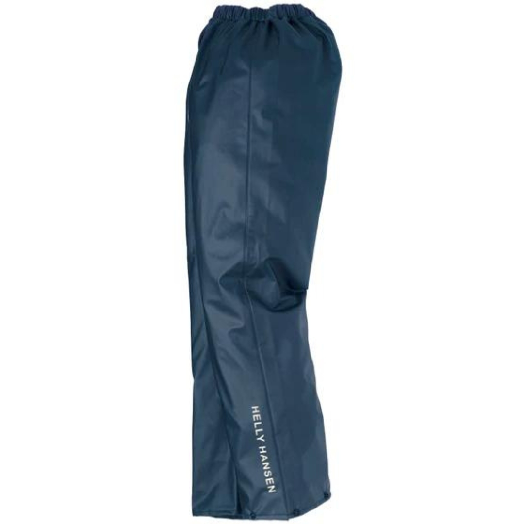 PANTALON DE TRAVAIL IMPERMÉABLE HELLY HANSEN WORKWEAR VOSS POUR HOMME couleur navy vu de profil gauche. Le nom Helly Hansen en matière réfléchissante au bas de la jambe taille élastique visible et boutons pression à la cheville