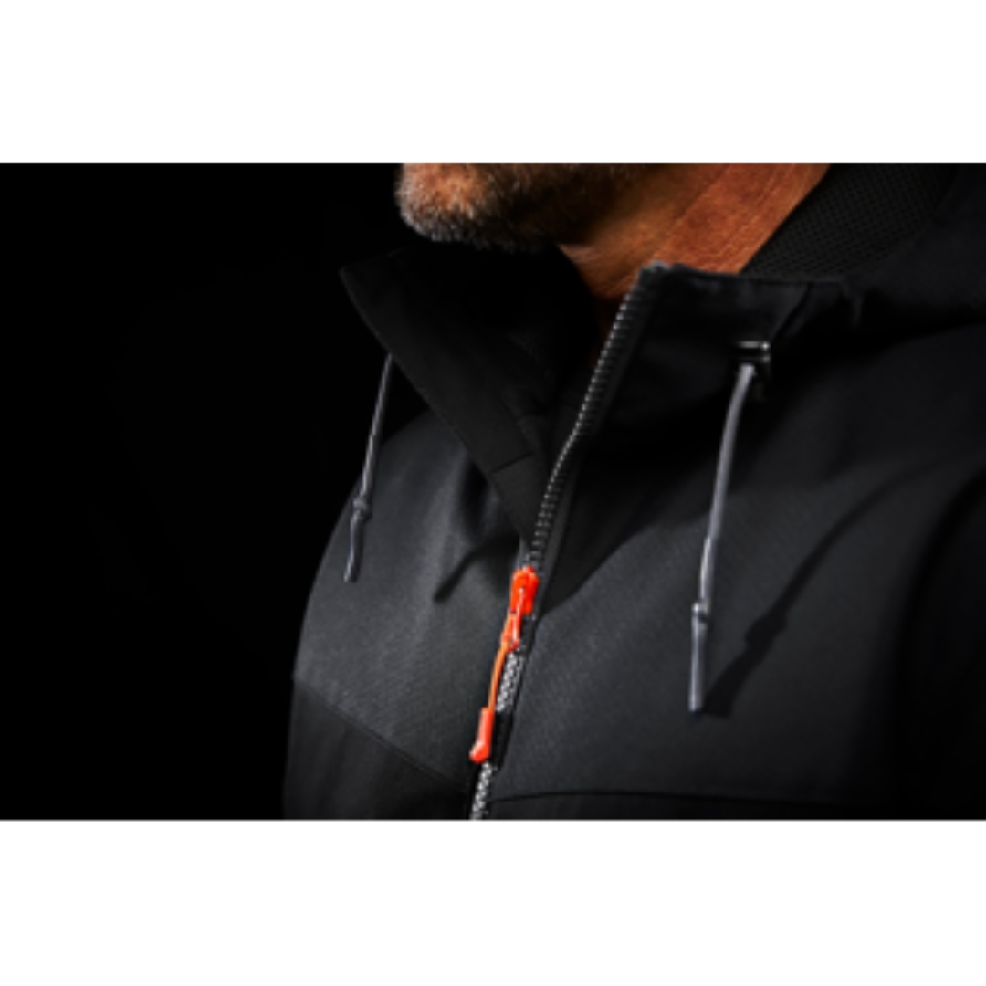 MANTEAU D'HIVER ISOLÉ DE TRAVAIL HELLY HANSEN WORKWEAR OXFORD COULEUR BLACK VUE EN GROS PLAN SUR LE HAUT DU MANTEAU, CONRDON DE SERRAGE DE LA CAPUCHE VISIBLE, FERMETURE ÉCLAIR PRINCIPALE VISIBLE SURLE MANTEAU NOIR