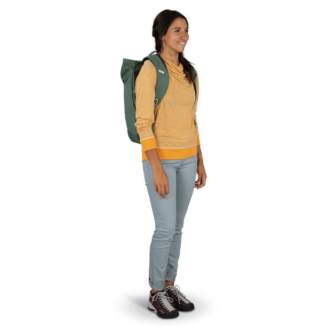 SAC À DOS OSPREY ARCANE À HAUT À ENROULEMENT porté par une femme vue de face