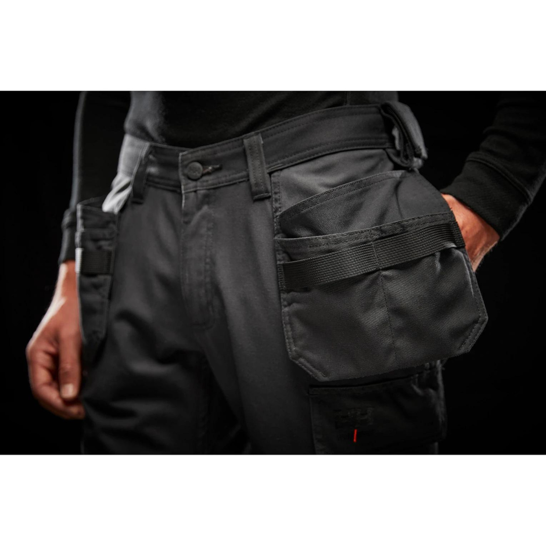 PANTALON DE CONSTRUCTION HELLY HANSEN WORKWEAR OXFORD POUR HOMME couleur black gros plan sur les poches à mains et de taille