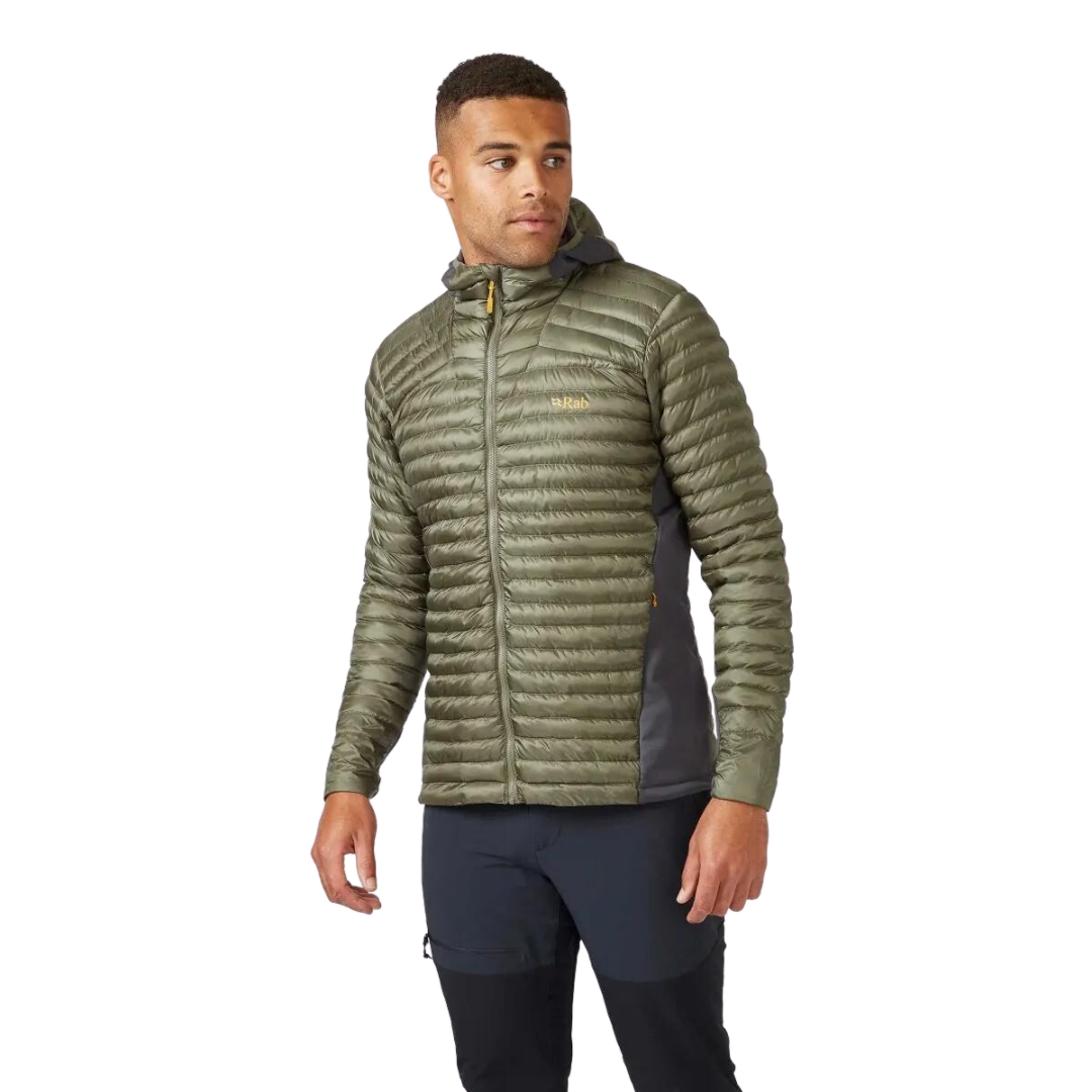 MANTEAU ISOLÉ À CAPUCHON RAB CIRRUS FLEX 2.0 POUR HOMME COULEUR LIGHT KHAKI VU DU MANTEAU MATELASSÉ VERT/GRIS PORTÉ PAR UN HOMME VU DE LA TÊTE AUX CUISSES DE FACE