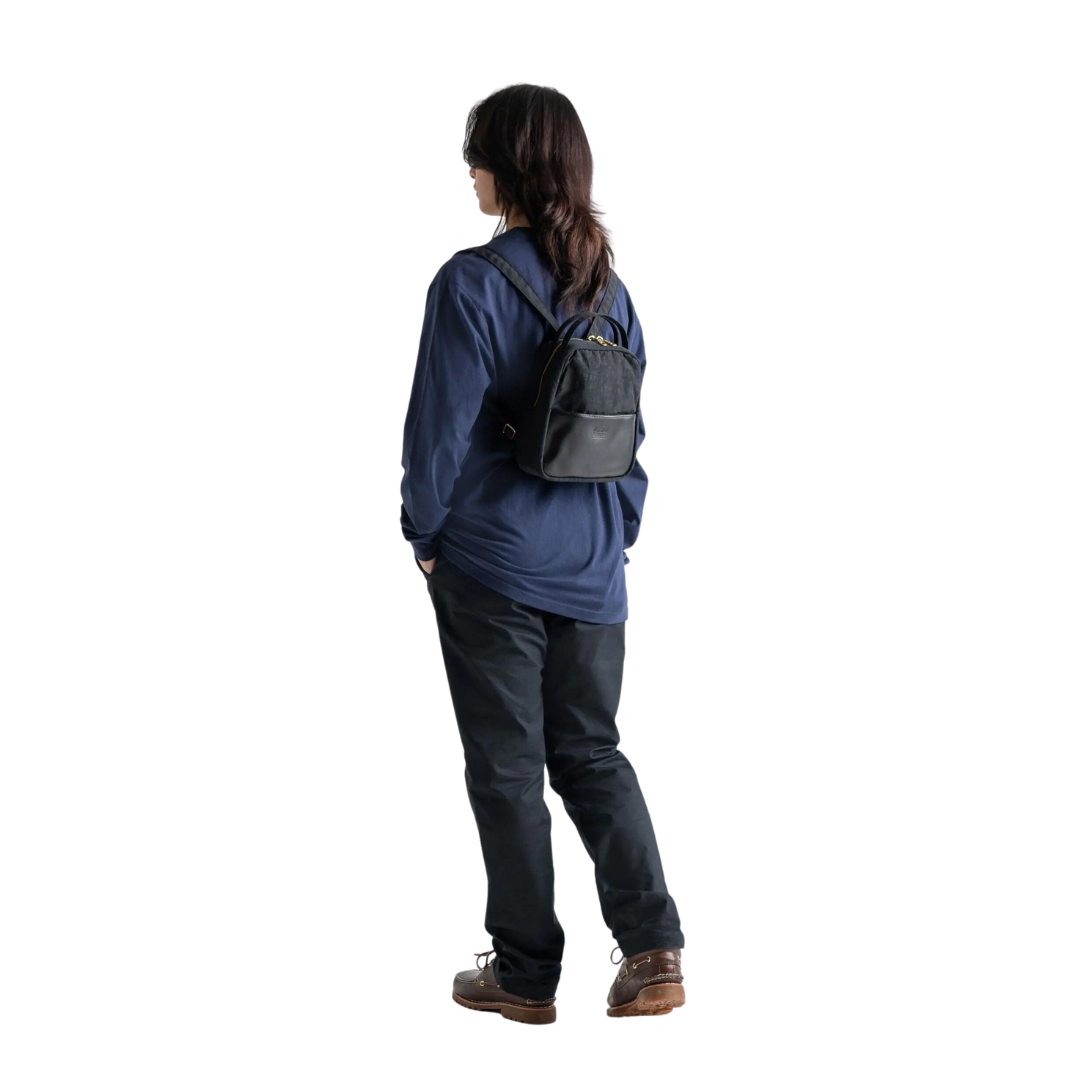 SAC À DOS HERSCHEL ORION MINI porté par une femme vue de la tête aux pieds de dos
