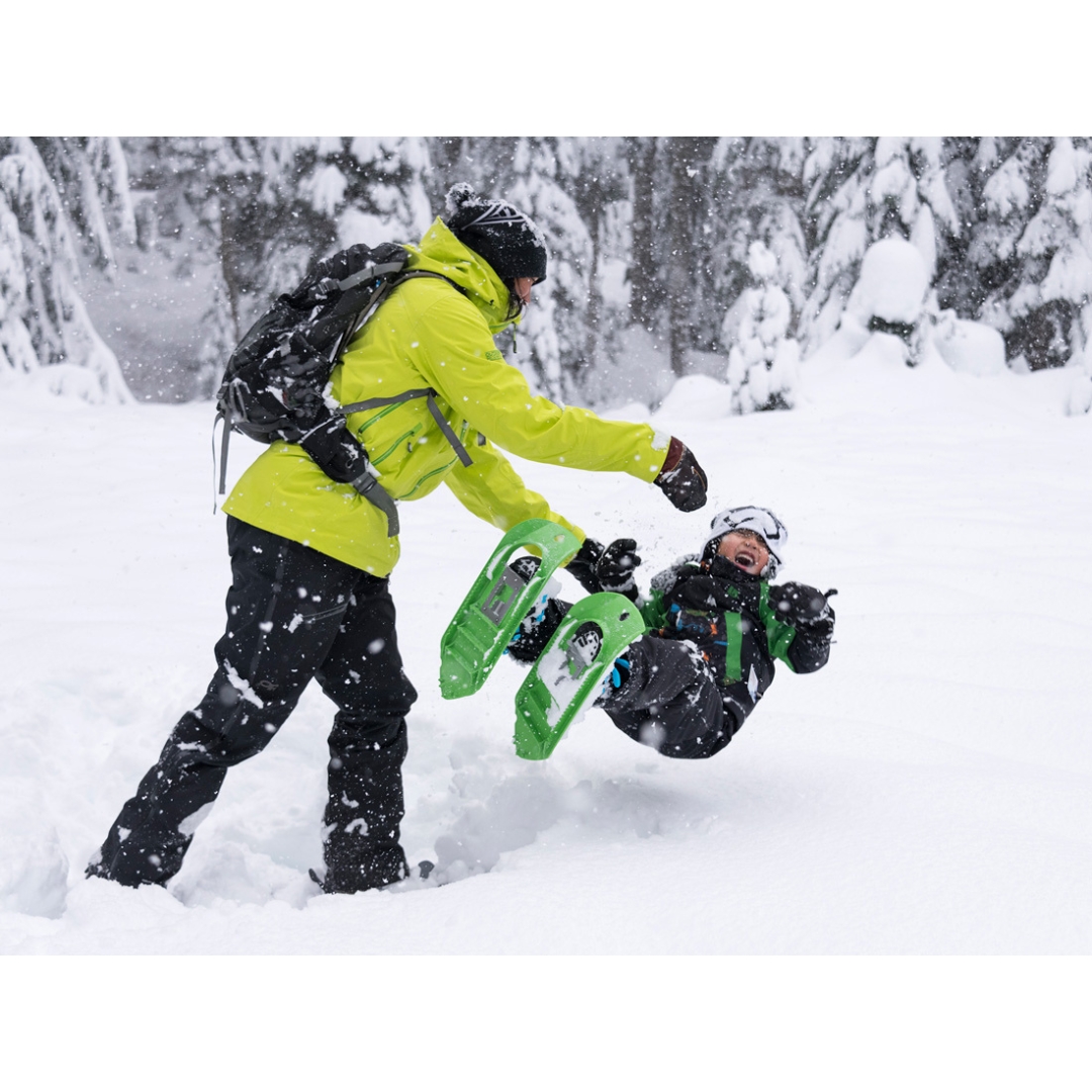 RAQUETTE À NEIGE MSR TYKER POUR ENFANT utilisées par un enfant qui joue dans la neige avec un homme