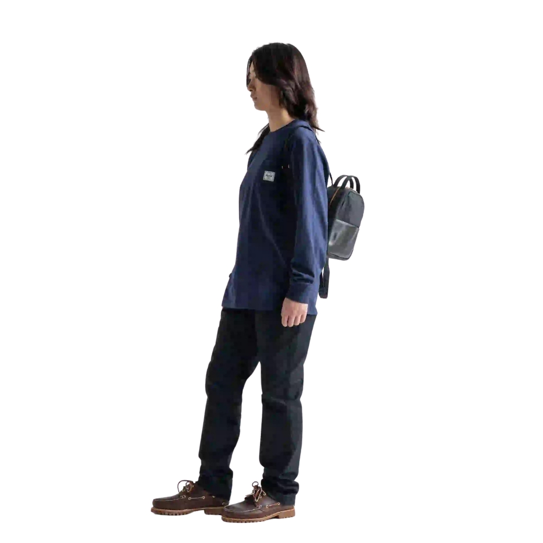 SAC À DOS HERSCHEL ORION MINI porté par une femme vue de la tête aux pieds de profil gauche