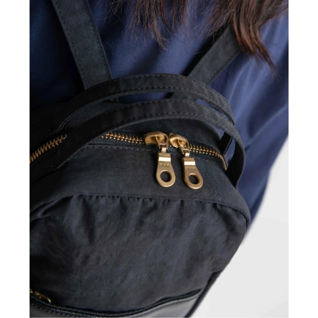 SAC À DOS HERSCHEL ORION MINI porté par une femme vu en gros plan sur le haut du sac