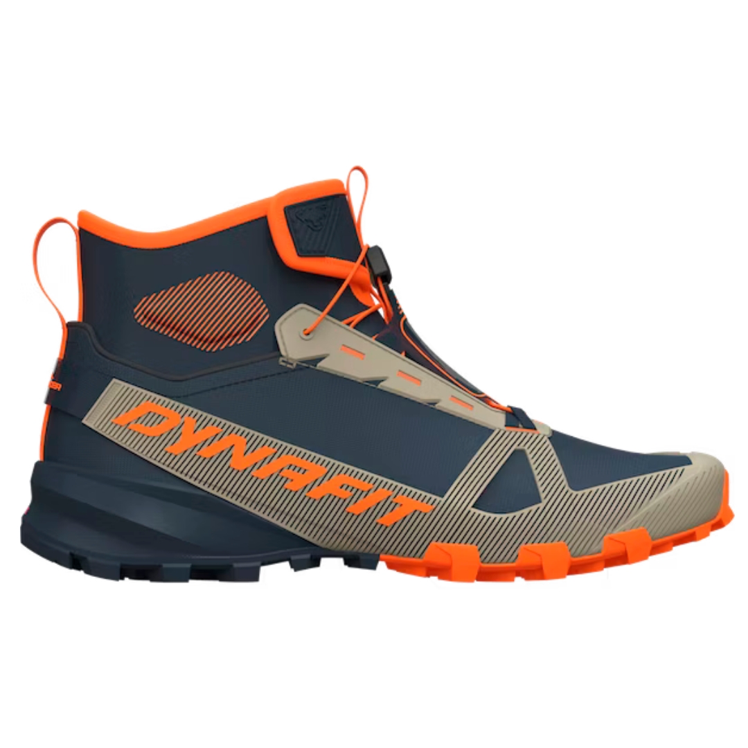 BOTTE DE RANDONNÉE DYNAFIT TRAVERSE MID GTX POUR HOMME COULEUR BLUEBERRY/ROCK KHAKI VU DE LA BOTTE DROITE DE COULEUR BLEUE MARIN, BEIGE SABLE ET ORANGE FLUO DE PROFIL DROIT