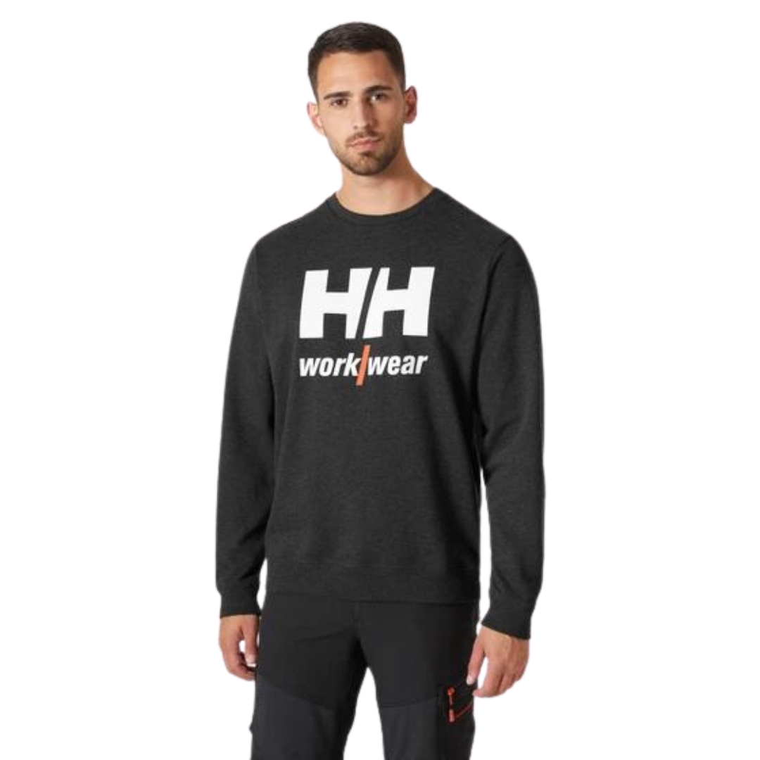 CHANDAIL DE TRAVAIL EN MOLLETON HELLY HANSEN WORKWEAR CLASSIC LOGO POUR HOMME couleur black melange vu du chandail noir chiné porté par un homme vu de la tête aux cuisses de face