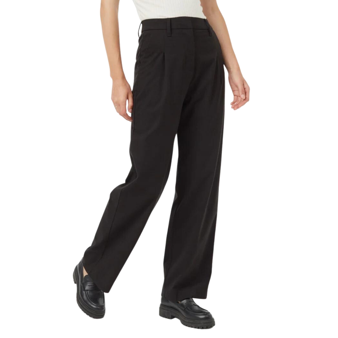 PANTALON TENTREE ECOTWILL DOUX PLISSÉ EN SERGÉ POUR FEMME COULEUR METEORITE BLACK VU DU PANTALON NOIR PORTÉ PAR UNE FEMME VUE DE LA TAILLE AUX PIEDS DE FACE